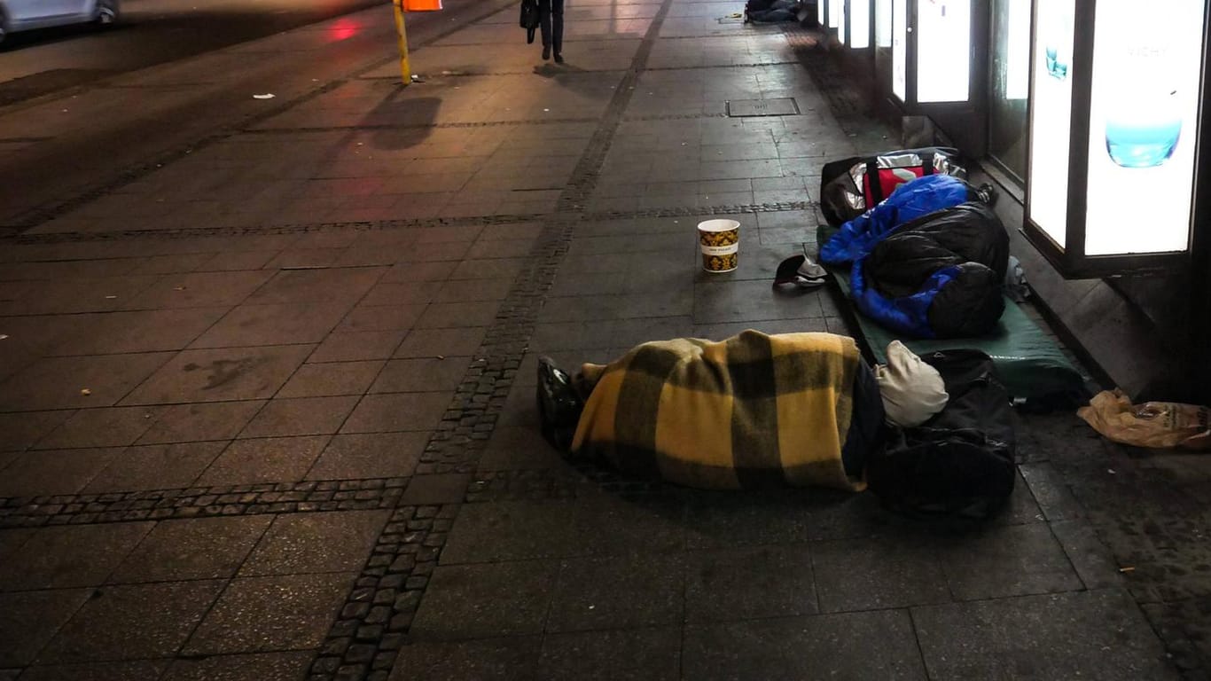 Schlafende Obdachlose in der Stadt (Symbolbild): Nun werden Wohnungen für die wohnungslosen Menschen gefunden.