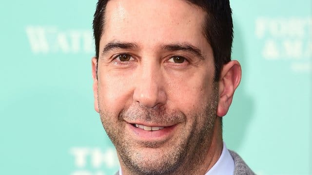 David Schwimmer bezahlt für sein Bier.