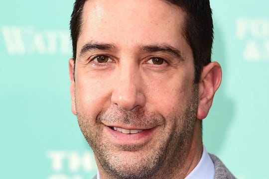 David Schwimmer bezahlt für sein Bier.