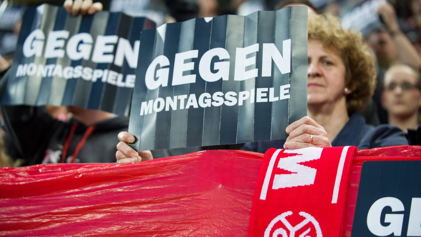Die Fans sind dagegen: Anhänger des FSV Mainz 05 haben sich im April deutlich gegen Montagsspiele positioniert.
