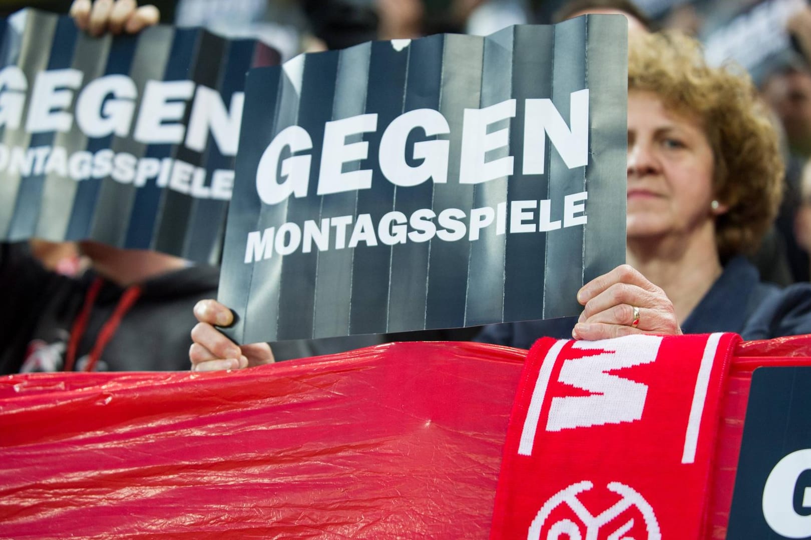 Die Fans sind dagegen: Anhänger des FSV Mainz 05 haben sich im April deutlich gegen Montagsspiele positioniert.