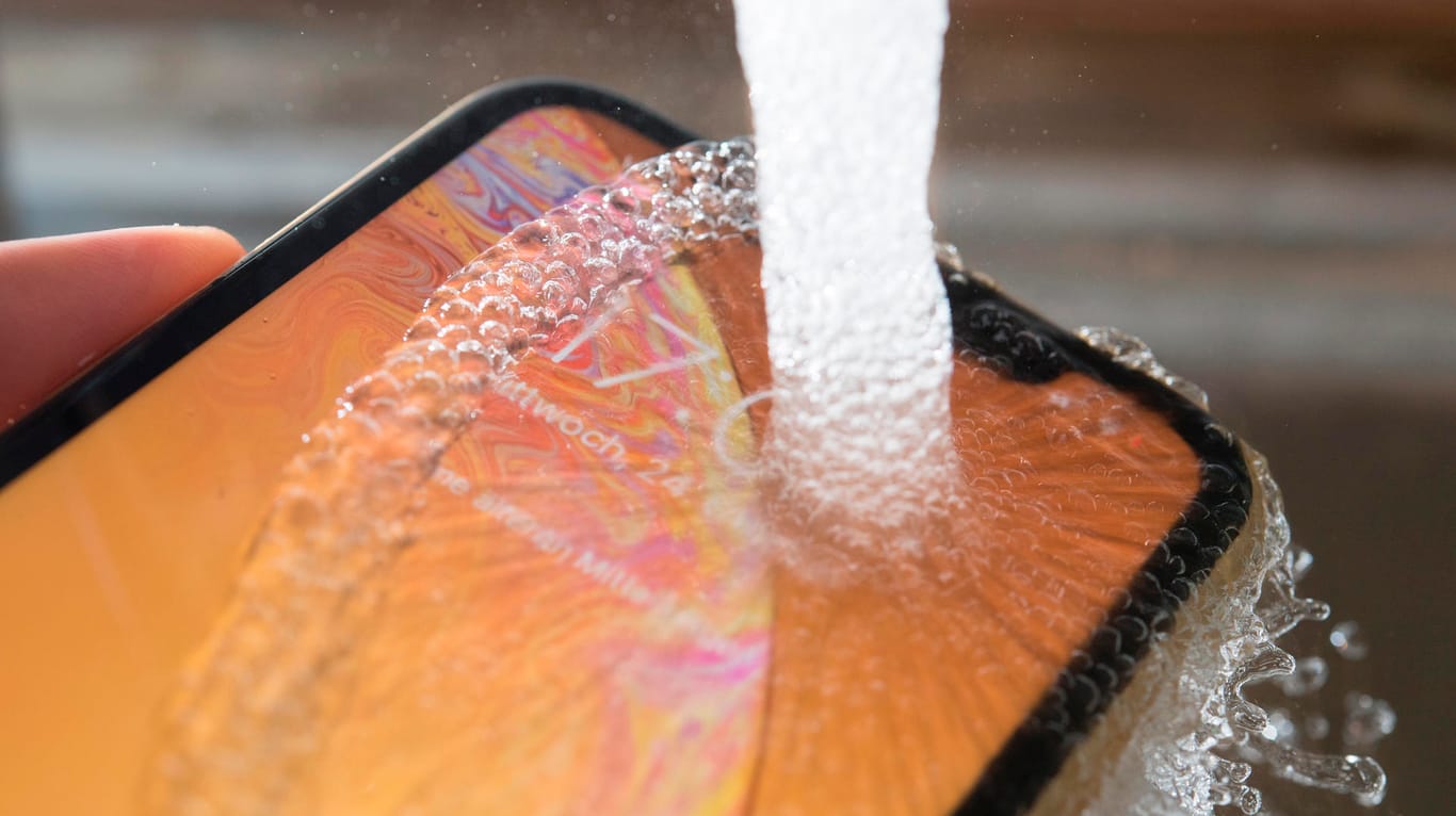 iPhone XR unter laufendem Wasser: Das Gehäuse ist nach der Norm IP67 gegen Staub und Spritzwasser geschützt. Man kann es einfach abspülen.