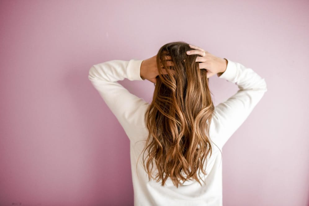 Lange Haare: Wer am Rapunzel-Syndrom leidet, isst seine Haare.