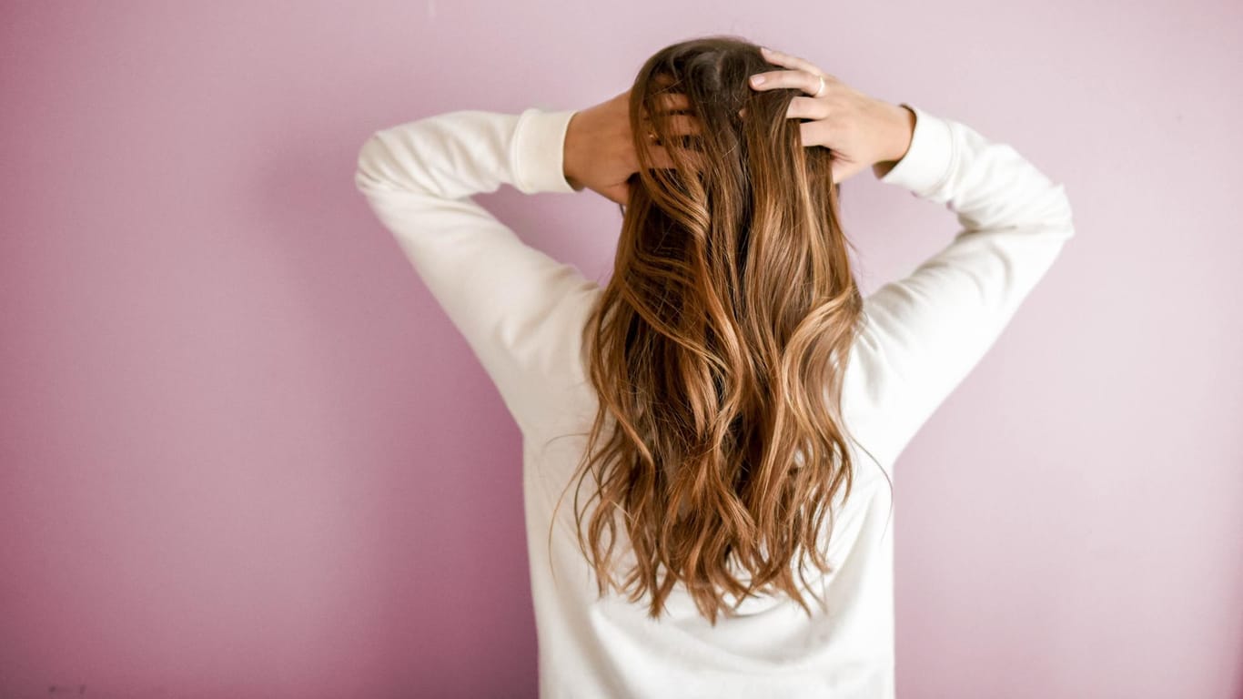 Lange Haare: Wer am Rapunzel-Syndrom leidet, isst seine Haare.