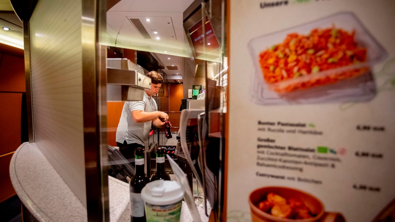 Bordrestaurant im ICE: Reisende sollen hier noch häufiger Klassiker wie Currywurst serviert bekommen.