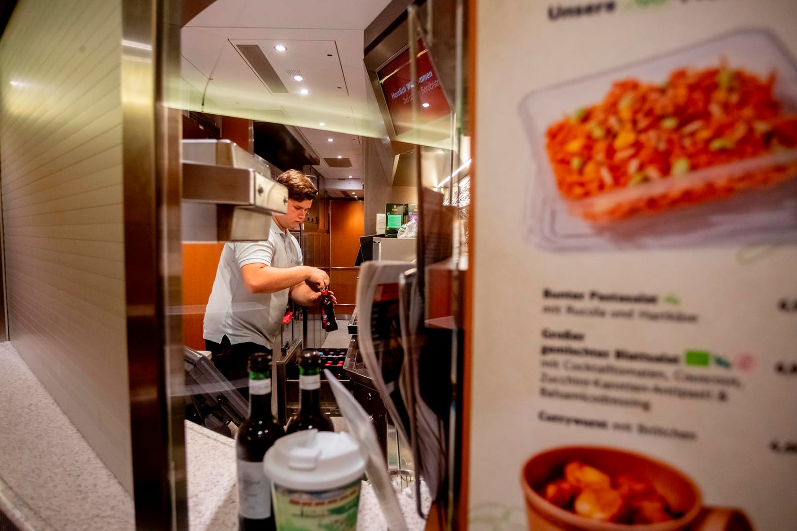 Bordrestaurant im ICE: Reisende sollen hier noch häufiger Klassiker wie Currywurst serviert bekommen.