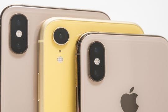 Bunt und einäugig: Mit nur einer Weitwinkelkamera unterscheidet sich das iPhone XR (Mitte) deutlich von den mit Dualkameras ausgestatteten iPhones XS Max (links) und XS (rechts).