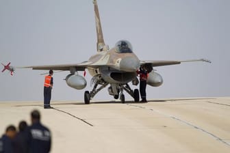 F-16 Kampfjet der israelischen Luftwaffe auf dem Militärflughafen bei Eilat.