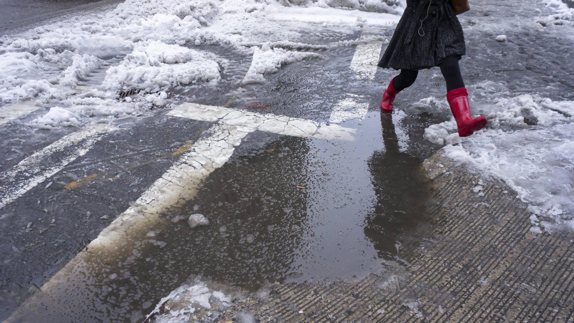 Schneematsch in der Stadt (Symbolbild): Am Wochenende kühlt es deutlich ab und es könnte die erste Schneefälle des kommenden Winters geben. Schneematsch in der Stadt (Symbolbild): Am Wochenende kühlt es deutlich ab und es könnte die erste Schneefälle des kommenden Winters geben.
