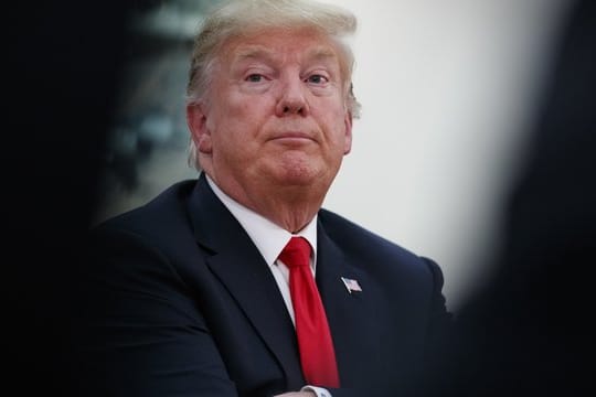 Laut eines "New York Times"-Berichtes wurde Trump wiederholt aufgefordert, öfter sichere Festnetzleitungen zu benutzen, aber der US-Präsident soll es ablehnen, seine iPhones aufzugeben.