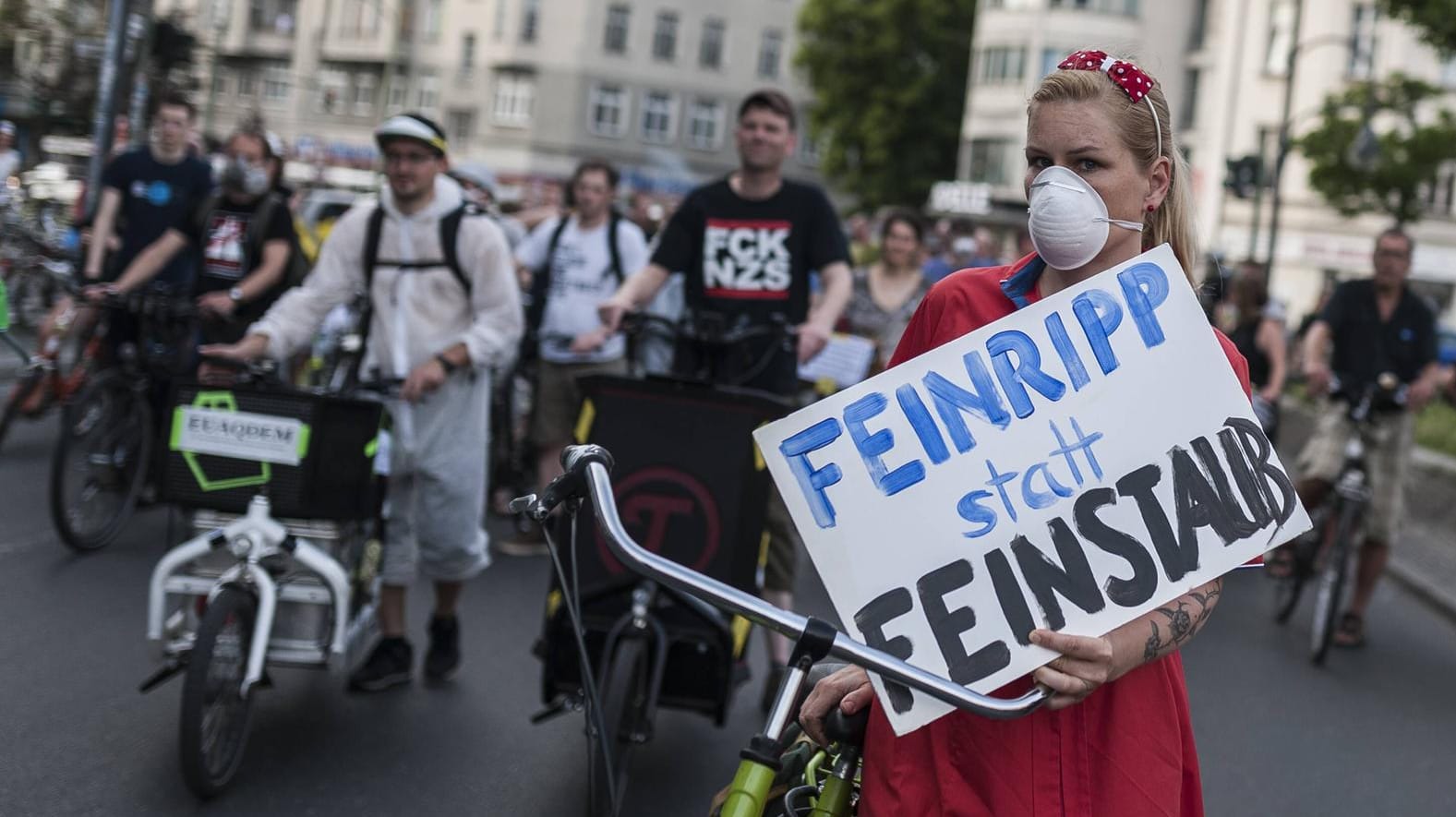 Feinripp statt Feinstaub: Demonstranten fordern bei einer Kundgebung in Berlin Maßnahmen für bessere Luftqualität.