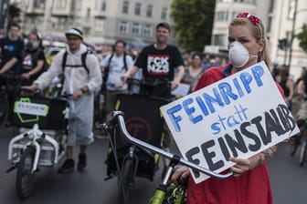 Feinripp statt Feinstaub: Demonstranten fordern bei einer Kundgebung in Berlin Maßnahmen für bessere Luftqualität.