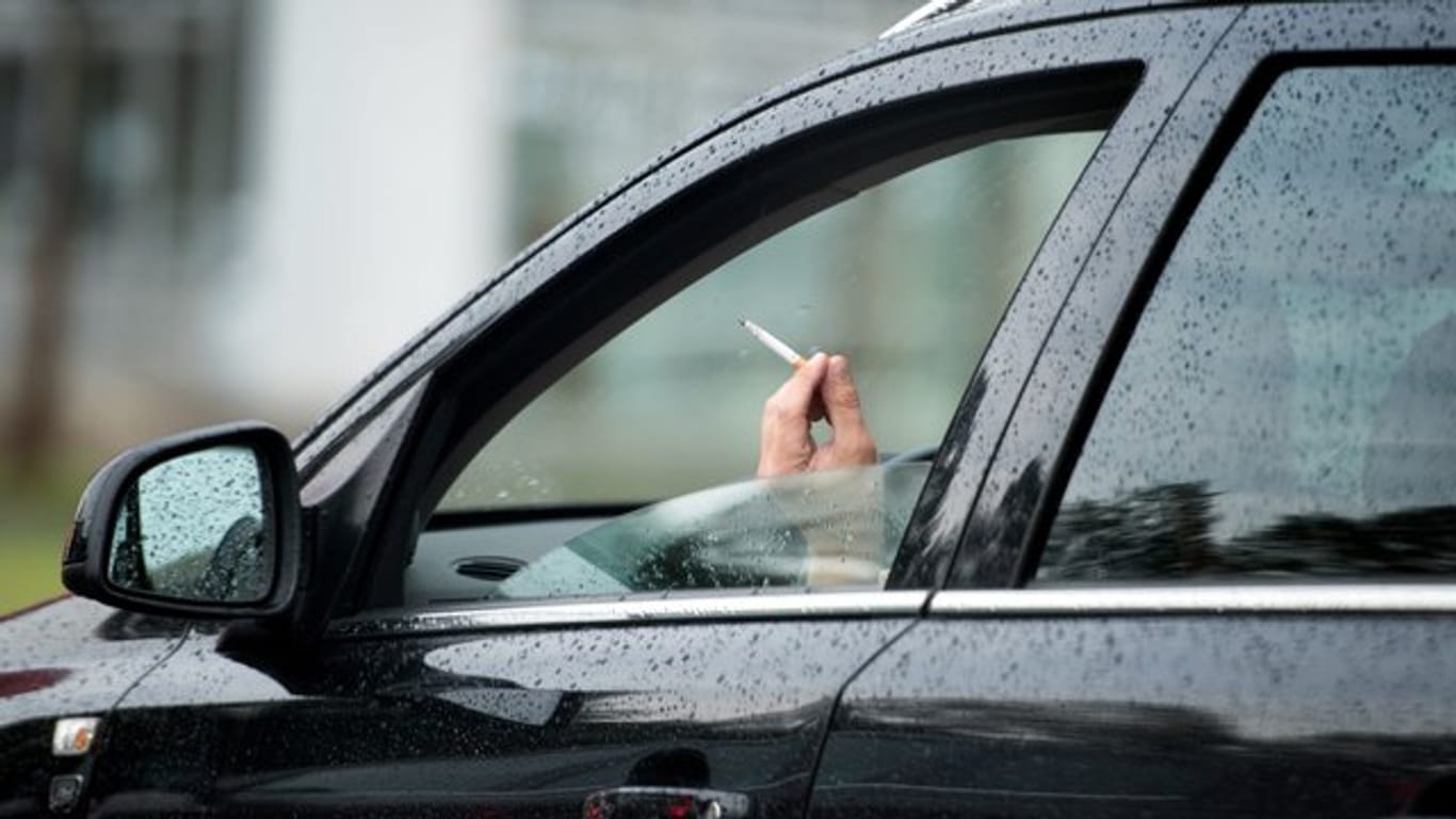 "Zigarettenrauch gehört nicht in Kinderlungen", erklärt die Bundesärztekammer und fordert ein bundesweites Rauchverbot in Autos bei Fahrten mit Kindern und Schwangeren.