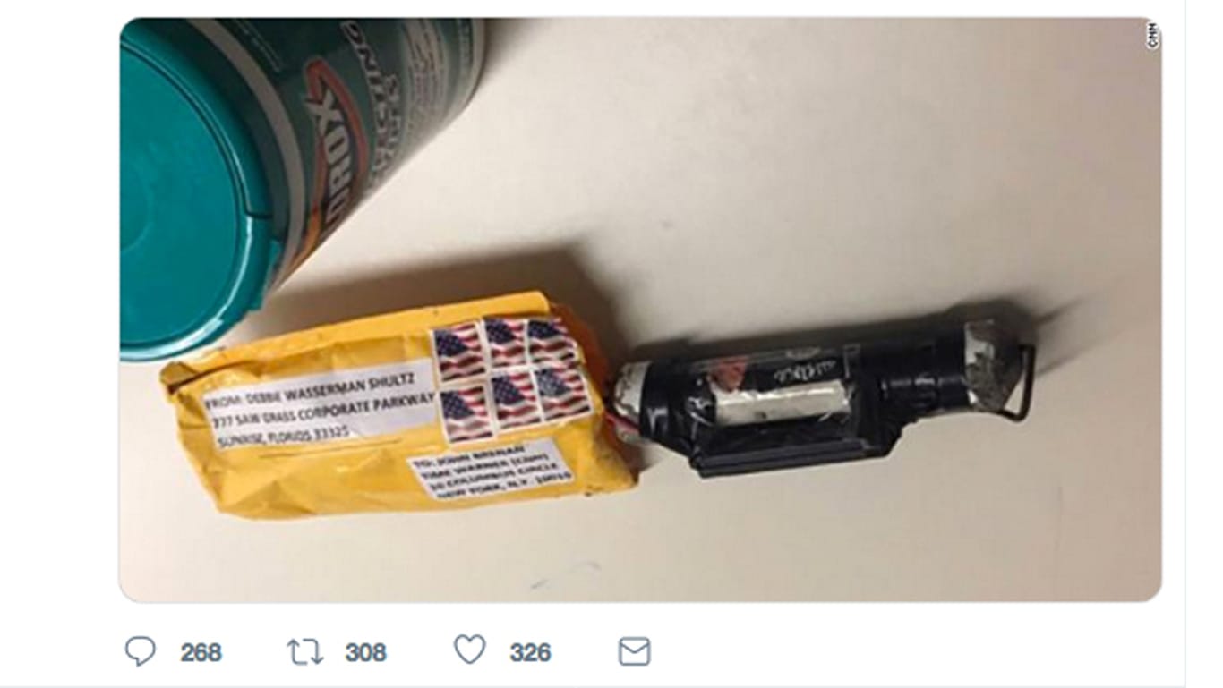 Ein Screenshot aus dem Twitter-Account von CNN zeigt das explosive Gerät, das an die New Yorker Zentrale des TV-Sender geliefert wurde: Die Ermittler glauben, dass die Rohrbombe hätte explodieren können.