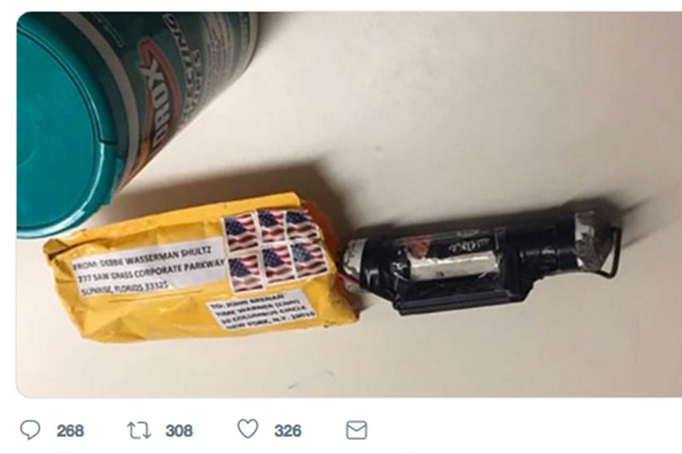 Ein Screenshot aus dem Twitter-Account von CNN zeigt das explosive Gerät, das an die New Yorker Zentrale des TV-Sender geliefert wurde: Die Ermittler glauben, dass die Rohrbombe hätte explodieren können.