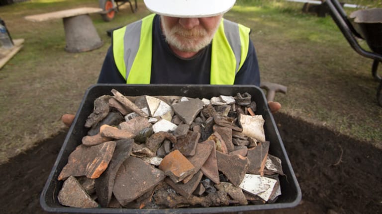 Ein Archäologe mit seinen Funden.