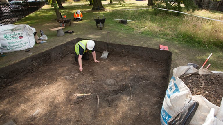 Ein Wissenschaftler bei Ausgrabungsarbeiten auf dem Gelände von Holyrood Palace.