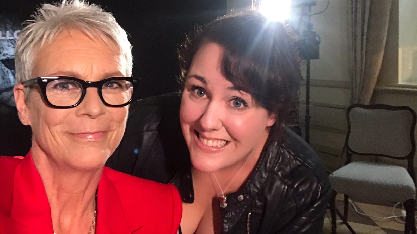 Interview in Hamburg: Jamie Lee Curtis hat selbst das Handy in die Hand genommen und mit t-online.de-Redakteurin Elke Habekost ein Selfie gemacht.