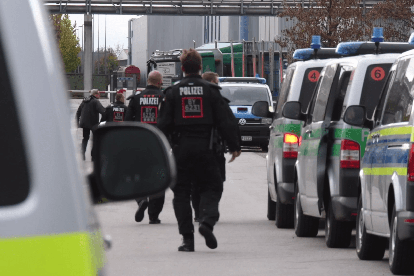 Großeinsatz in Asylunterkunft in Stephansposching: Die Einsatzkräfte hatten bei einem Großeinsatz in der Unterkunft 17 Menschen festgenommen.