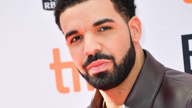 Der kanadische Rapper Drake blickte an seinem Geburtstag zurück in die Vergangenheit. Der kanadische Rapper Drake blickte an seinem Geburtstag zurück in die Vergangenheit.