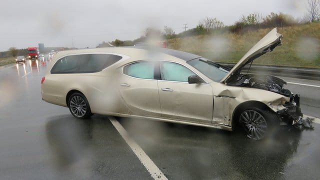 Derzeit nicht einsetzbar: Der zum Leichenwagen umgebaute Maserati auf der Autobahn A9. Derzeit nicht einsetzbar: Der zum Leichenwagen umgebaute Maserati auf der Autobahn A9.