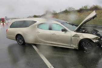 Derzeit nicht einsetzbar: Der zum Leichenwagen umgebaute Maserati auf der Autobahn A9.