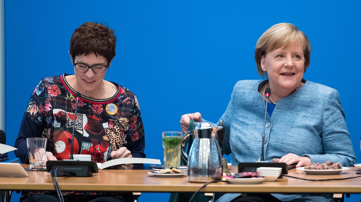 Annegret Kramp-Karrenbauer (l.) neben Bundeskanzlerin Angela Merkel: Die CDU-Generalsekretärin hält Neuwahlen für wahrscheinlich, wenn die Berliner Regierung auseinander bricht.