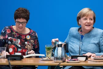 Annegret Kramp-Karrenbauer (l.) neben Bundeskanzlerin Angela Merkel: Die CDU-Generalsekretärin hält Neuwahlen für wahrscheinlich, wenn die Berliner Regierung auseinander bricht.