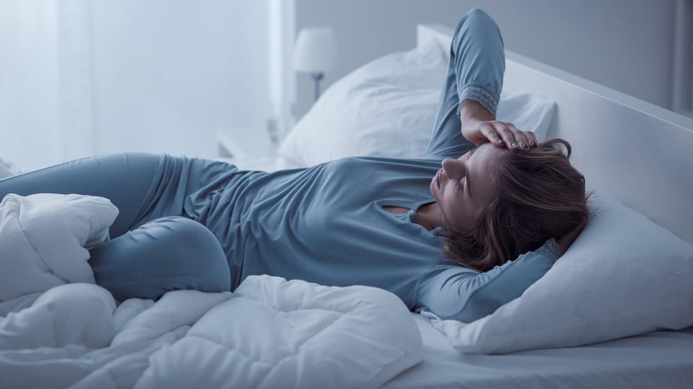 Schlafstörungen: Eine erholsame Nachtruhe hängt auch von Ihrem Verhalten am Tag ab.