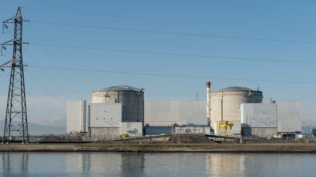 Das Atomkraftwerk in der Nähe der deutschen Grenze ist das älteste aktive in Frankreich. Das Atomkraftwerk in der Nähe der deutschen Grenze ist das älteste aktive in Frankreich.