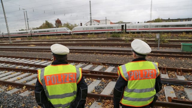 Polizisten stehen in der Nähe des ICE. Polizisten stehen in der Nähe des ICE.