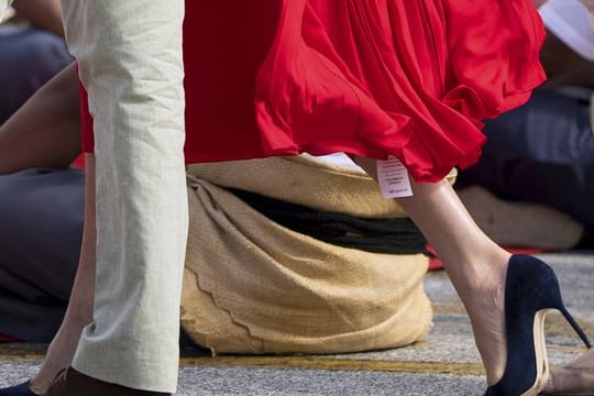 Ein Etikett lugt aus dem Kleid von Herzogin Meghan.