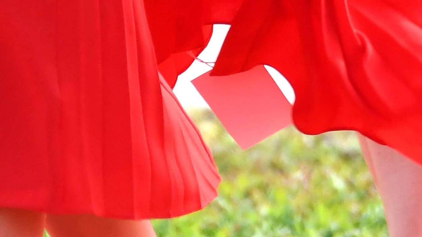 Eine Kleinigkeit: Das Etikett, das sich noch an dem roten Kleid von Herzogin Meghan befand, sorgte für Aufregung.