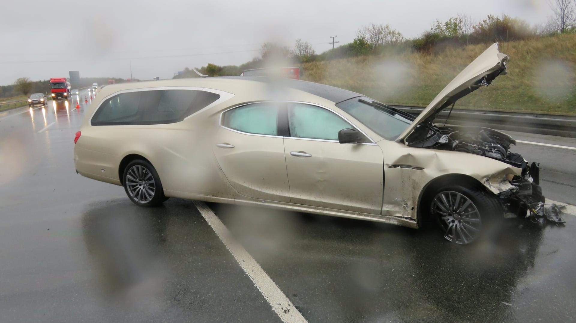 Unfallort: Ein zum Leichenwagen umgebauter Maserati verunglückte auf der Autobahn 9. Unfallort: Ein zum Leichenwagen umgebauter Maserati verunglückte auf der Autobahn 9.