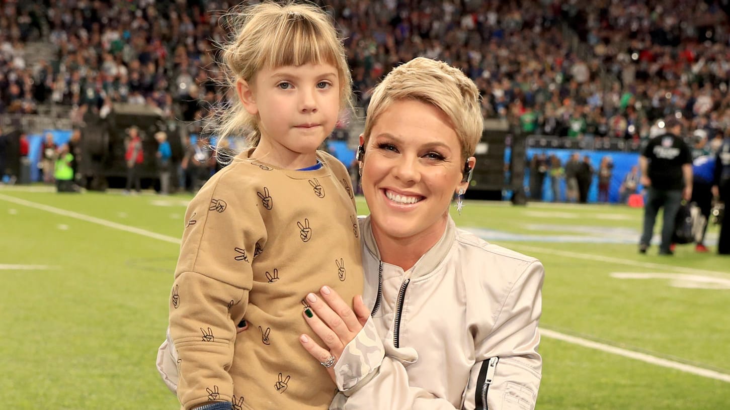 Pink und ihre Tochter Willow während des diesjährigen Superbowls in Minneapolis: Die 7-Jährige hat das Gesangstalent von ihrer Mutter geerbt.