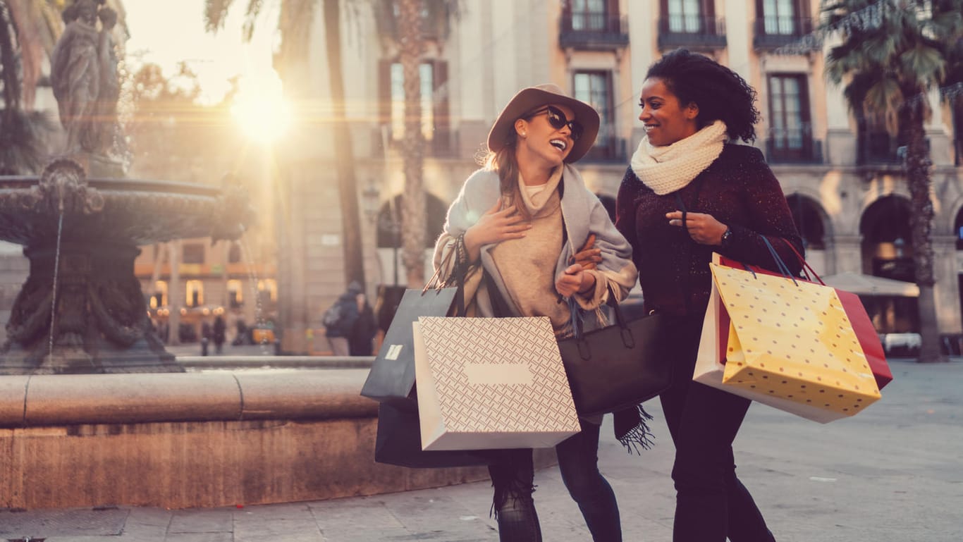 Junge Frauen beim Shoppen: Urlauber können sich die Steuer nach dem Einkauf zurückholen. Eine einheitliche Regelung gibt es nicht.
