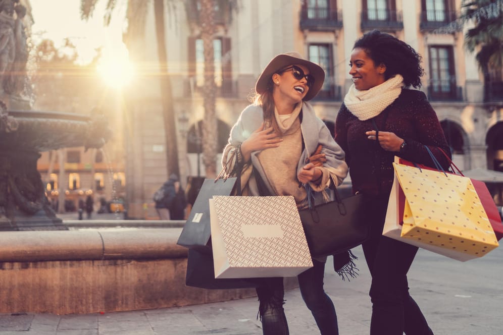 Junge Frauen beim Shoppen: Urlauber können sich die Steuer nach dem Einkauf zurückholen. Eine einheitliche Regelung gibt es nicht.