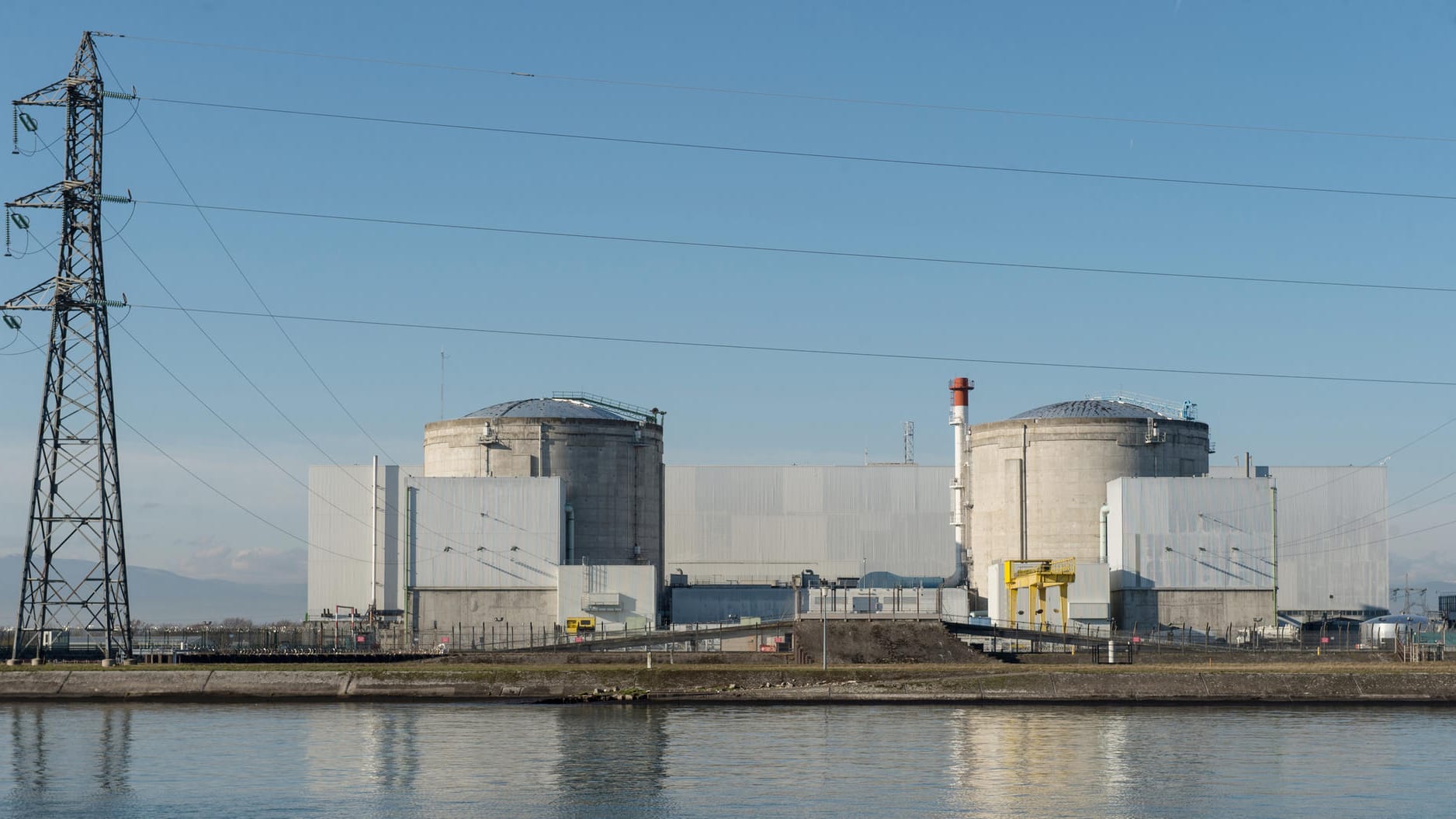 Fessenheim: Das Atomkraftwerk in der Nähe der deutschen Grenze gilt als potentielles Sicherheitsrisiko. Fessenheim: Das Atomkraftwerk in der Nähe der deutschen Grenze gilt als potentielles Sicherheitsrisiko.