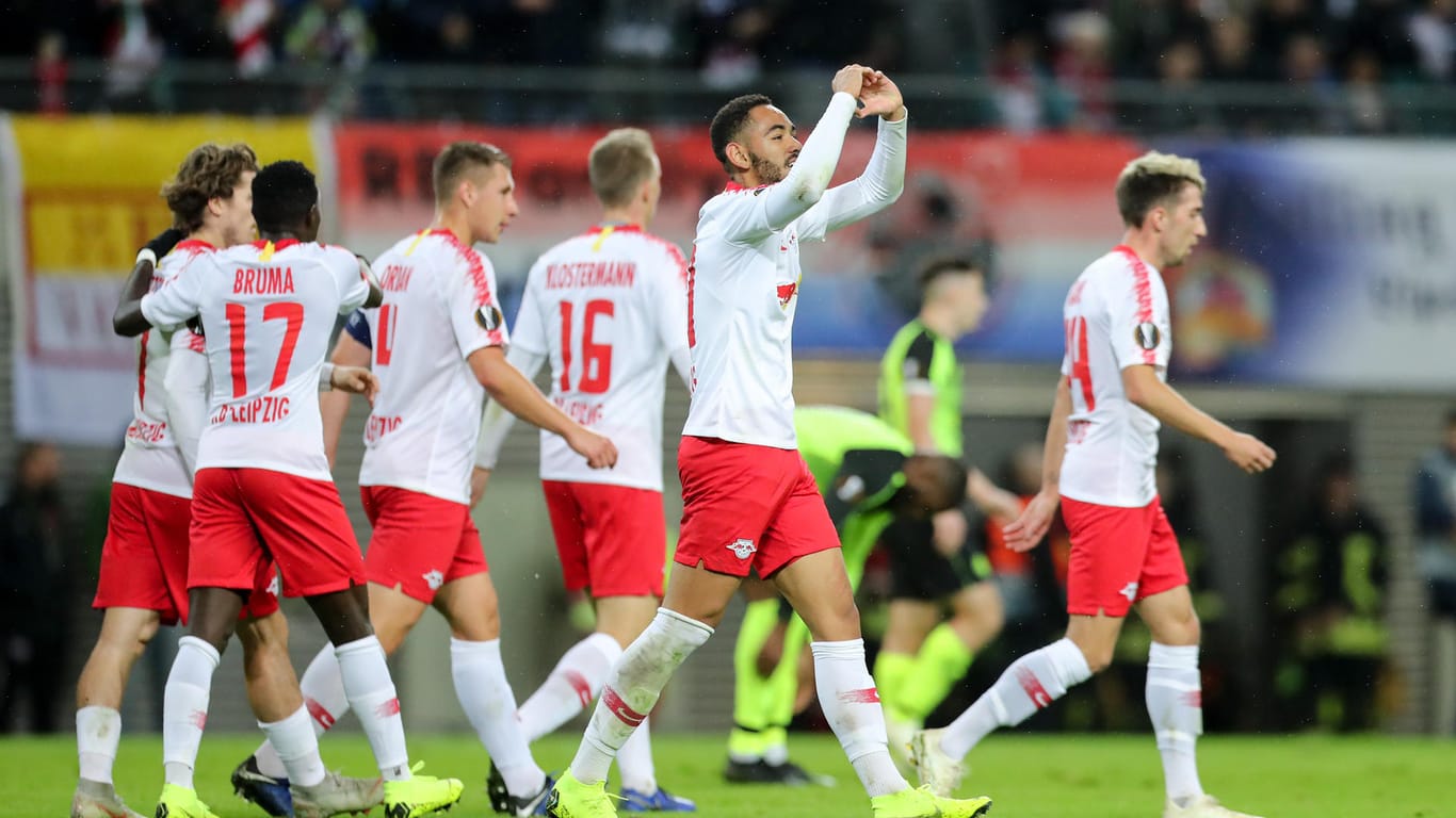 Leipzigs Matheus Cunha (2.v.r) bejubelt sein Tor zum 1:0 mit seinen Mannschaftskollegen.