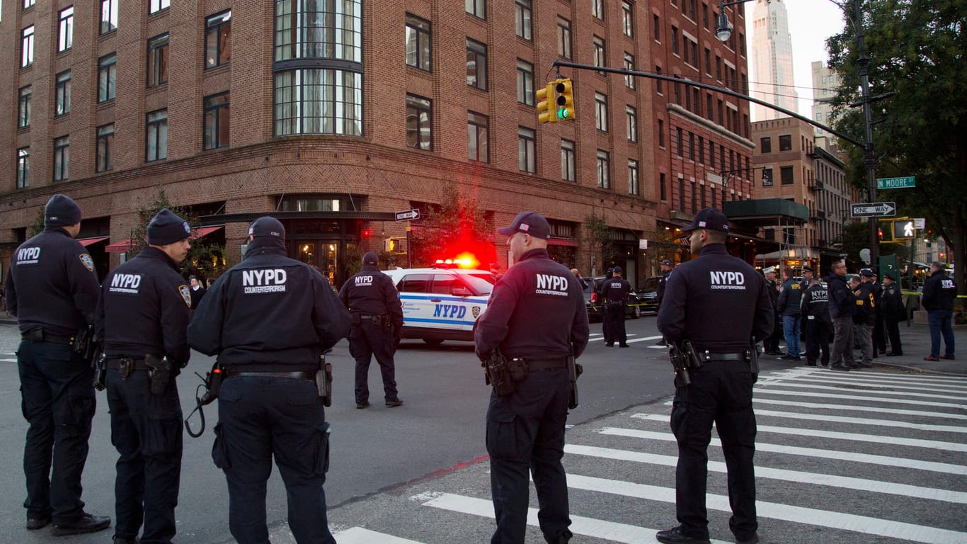 New Yorker Polizisten stehen in der Wohngegend des Schauspielers Robert De Niro in New York: Auch hier war eine Briefbombe gefunden worden.