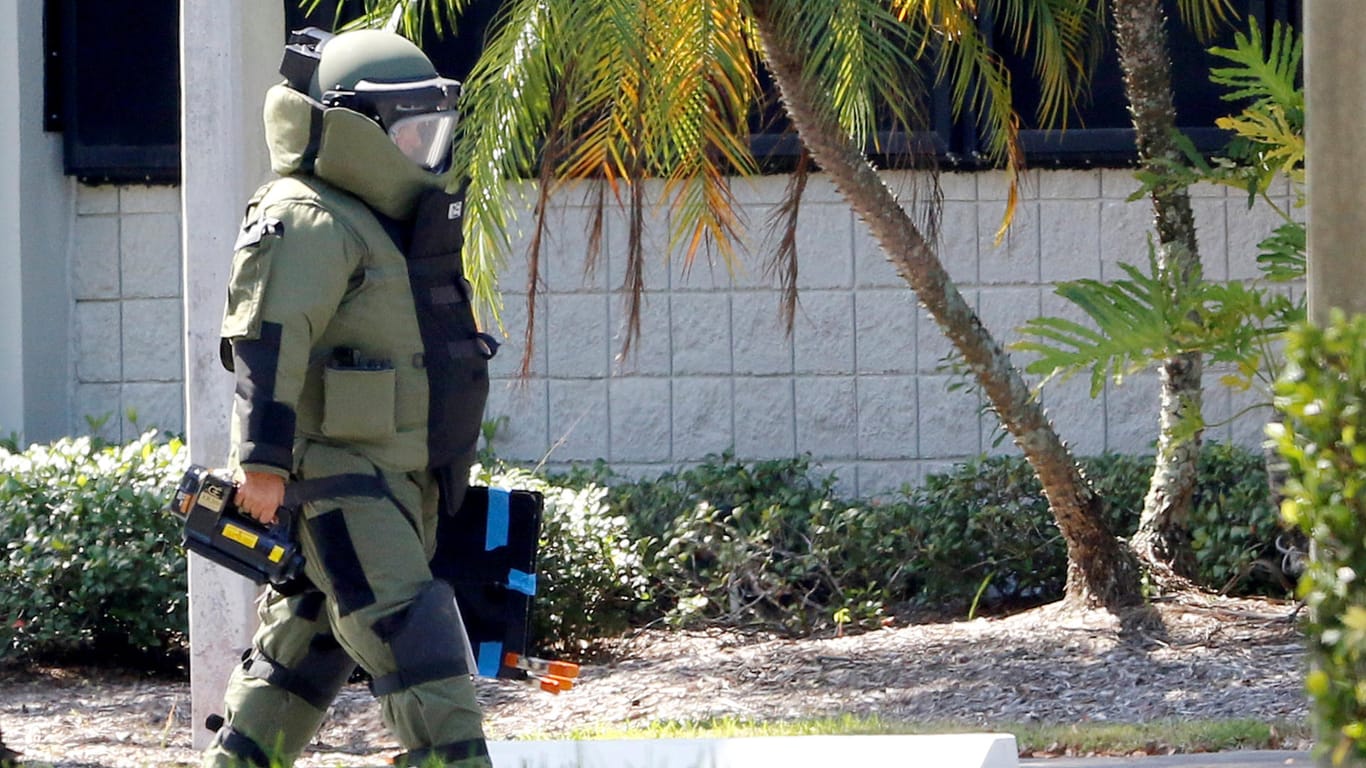 Ein Experte des Bomben-Kommandos am Büro der US-Demokratin Debbie Wasserman Schultz: Ihr Name war als Absender der Paketbomben benutzt worden. Eine Rohrbombe war falsch adressiert und wurde in ihr Büro zurückgeschickt.
