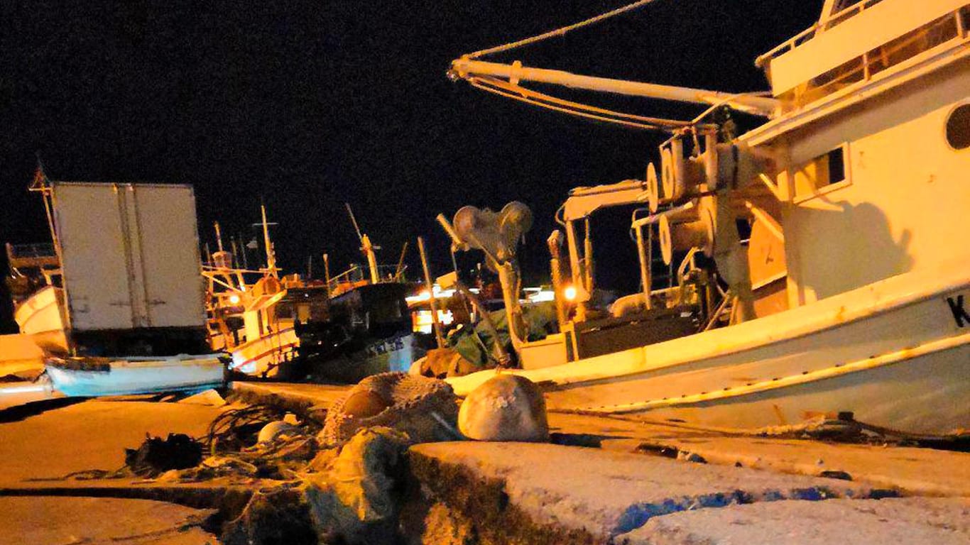 Nach einem Erdbeben sind Schäden im Hafen der Ferieninsel Zakynthos zu sehen: Das Beben hatte eine Stärke zwischen 6,6 und 6,9 auf der Richterskala.