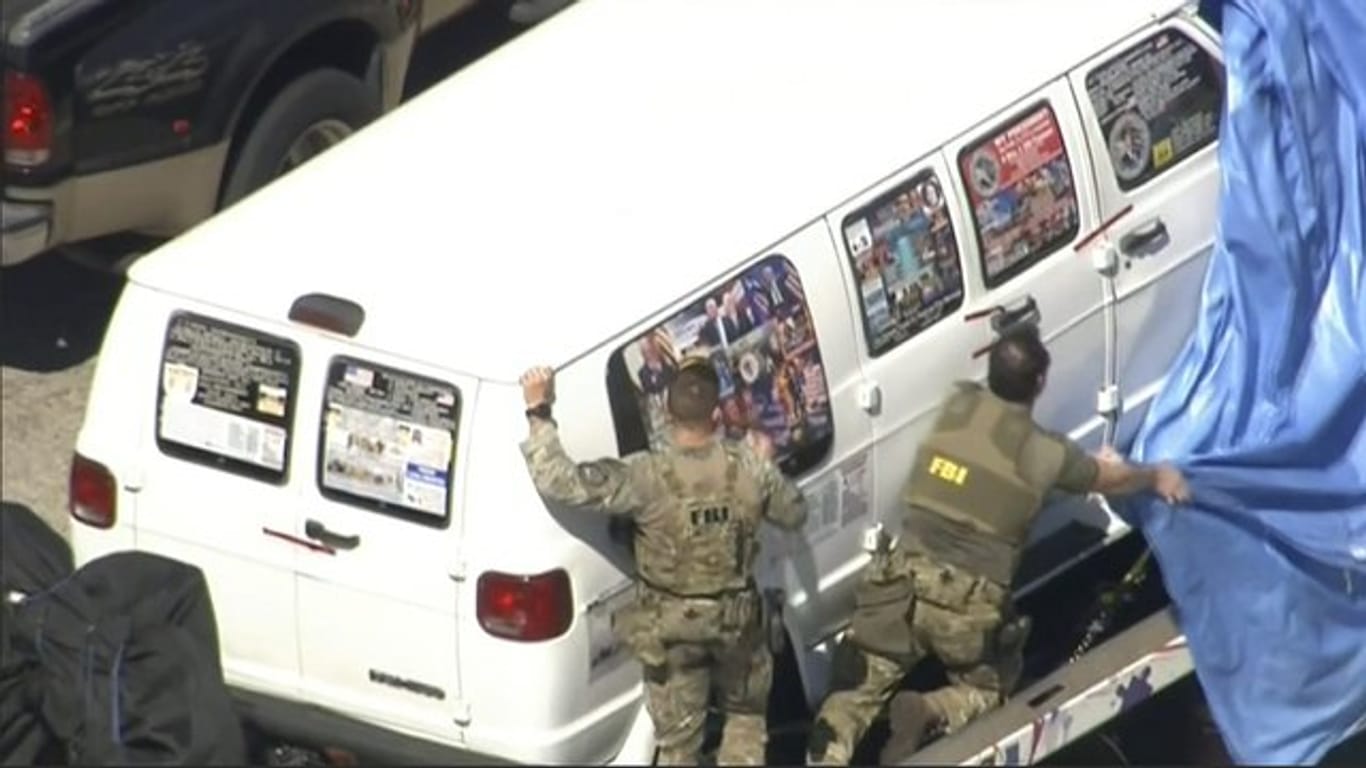 Ein von WPLG-TV zur Verfügung gestelltes Videostandbild zeigt FBI-Beamte, die einen Lieferwagen mit einer Plane abdecken, bevor er abtransportiert wird.