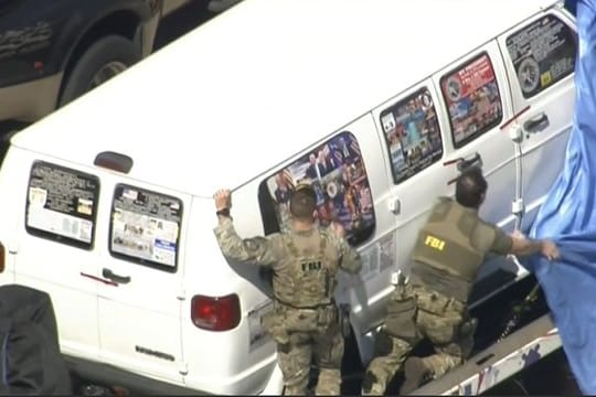 Ein von WPLG-TV zur Verfügung gestelltes Videostandbild zeigt FBI-Beamte, die einen Lieferwagen mit einer Plane abdecken, bevor er abtransportiert wird.