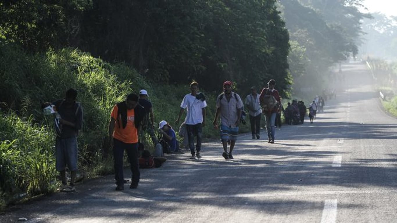 Migranten aus Mittelamerika setzen den Marsch in Richtung USA fort.