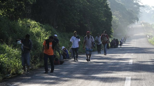 Migranten aus Mittelamerika setzen den Marsch in Richtung USA fort.