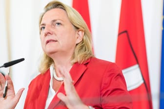 Österreichs Außenministerin Karin Kneissl: Das Alpenland hat momentan die EU-Ratspräsidentschaft inne und fordert die Mitgliedsstaaten auf, keine Waffenexporte nach Saudi-Arabien durchzuführen.