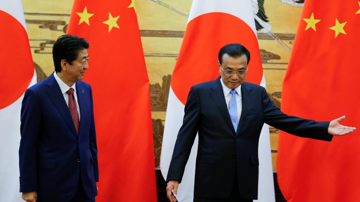 Der chinesische Premier Li Keqiang und Japans Staatschef Shinzo Abe bei ihrem Treffen in Peking: Für Abe ist es der erste Besuch in China im Amt.
