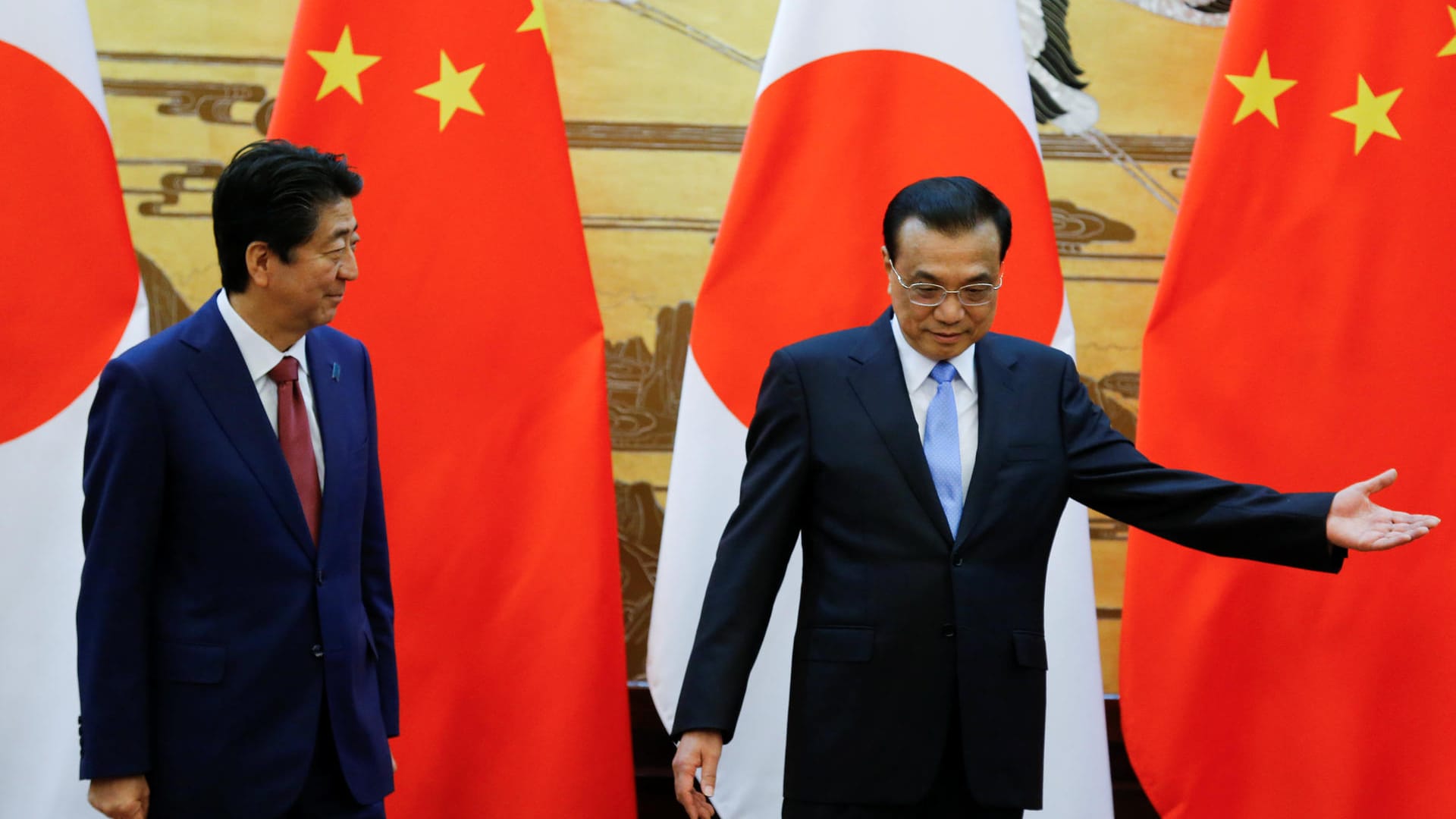 Der chinesische Premier Li Keqiang und Japans Staatschef Shinzo Abe bei ihrem Treffen in Peking: Für Abe ist es der erste Besuch in China im Amt. Der chinesische Premier Li Keqiang und Japans Staatschef Shinzo Abe bei ihrem Treffen in Peking: Für Abe ist es der erste Besuch in China im Amt.