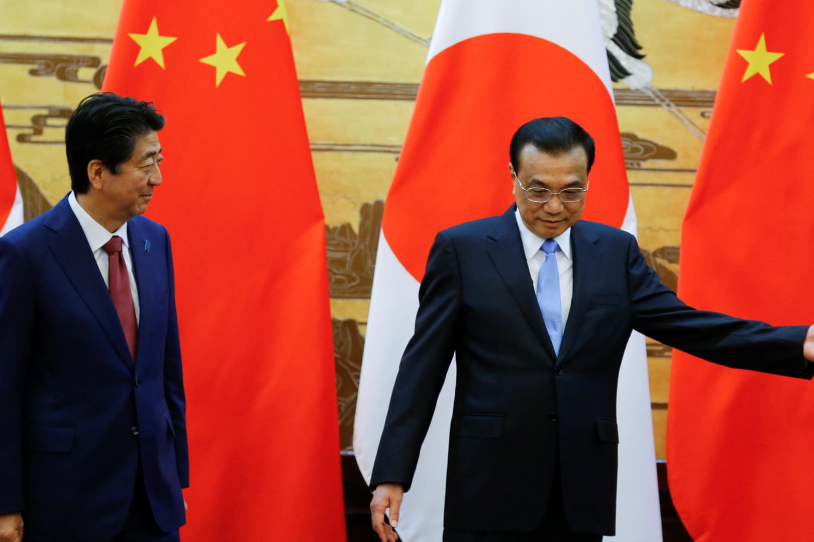 Der chinesische Premier Li Keqiang und Japans Staatschef Shinzo Abe bei ihrem Treffen in Peking: Für Abe ist es der erste Besuch in China im Amt.